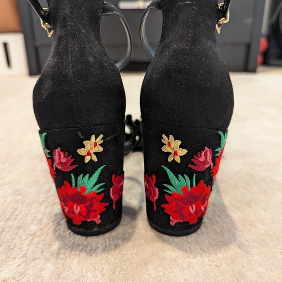Embroidered heels - Picture 2 of 7